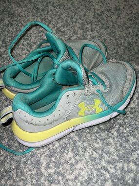 Under Armour Girls' Halo Gray/Radial Turquoise/Yellow size 5Y